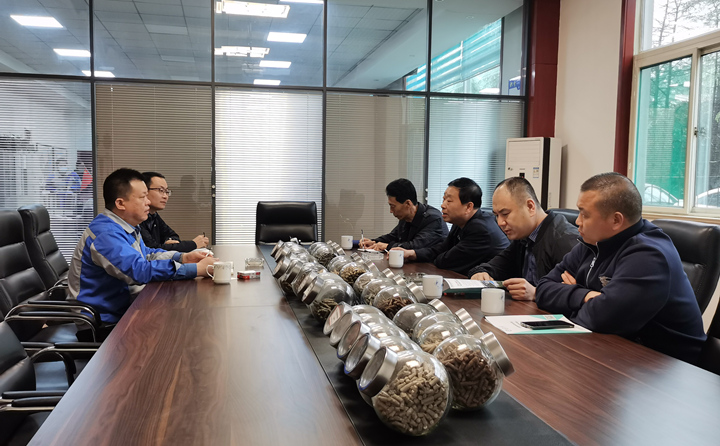 與集團(tuán)總經(jīng)理孫寧波及部門負(fù)責(zé)人座談，就項(xiàng)目建設(shè)、環(huán)境影響、補(bǔ)貼政策等內(nèi)容進(jìn)行了探討交流