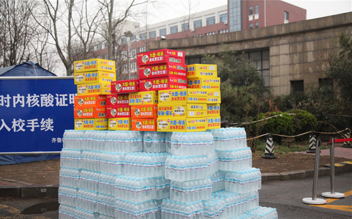 2月25日，山東金格瑞機(jī)械有限公司派代表來(lái)到齊魯師范學(xué)院捐贈(zèng)防疫物資，保障校園防疫物品備足備齊，助力學(xué)校的疫情防控工作。