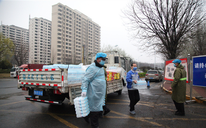 2月25日，山東金格瑞機(jī)械有限公司派代表來(lái)到齊魯師范學(xué)院捐贈(zèng)防疫物資，保障校園防疫物品備足備齊，助力學(xué)校的疫情防控工作。
