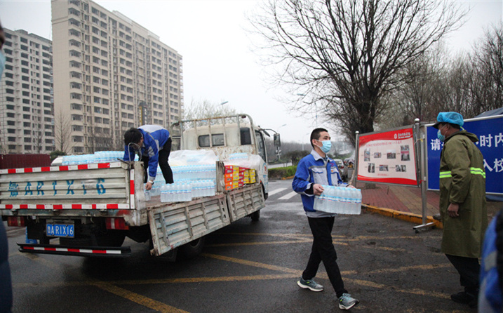 2月25日，山東金格瑞機(jī)械有限公司派代表來(lái)到齊魯師范學(xué)院捐贈(zèng)防疫物資，保障校園防疫物品備足備齊，助力學(xué)校的疫情防控工作。