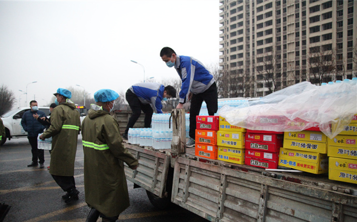 2月25日，山東金格瑞機(jī)械有限公司派代表來(lái)到齊魯師范學(xué)院捐贈(zèng)防疫物資，保障校園防疫物品備足備齊，助力學(xué)校的疫情防控工作。