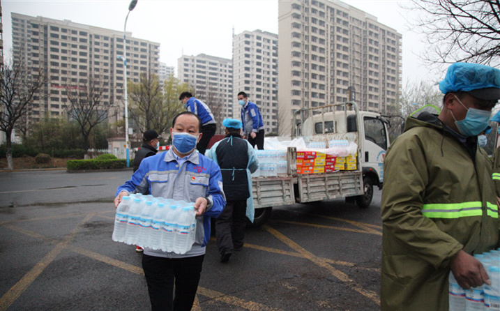 2月25日，山東金格瑞機(jī)械有限公司派代表來(lái)到齊魯師范學(xué)院捐贈(zèng)防疫物資，保障校園防疫物品備足備齊，助力學(xué)校的疫情防控工作。