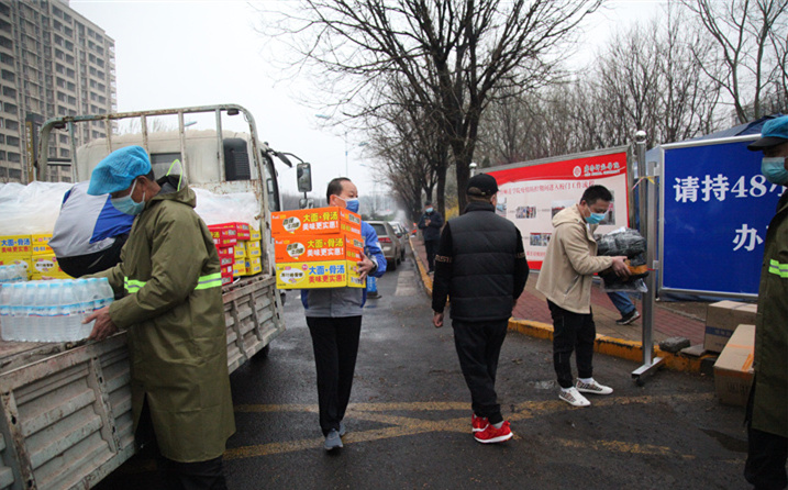 2月25日，山東金格瑞機(jī)械有限公司派代表來(lái)到齊魯師范學(xué)院捐贈(zèng)防疫物資，保障校園防疫物品備足備齊，助力學(xué)校的疫情防控工作。