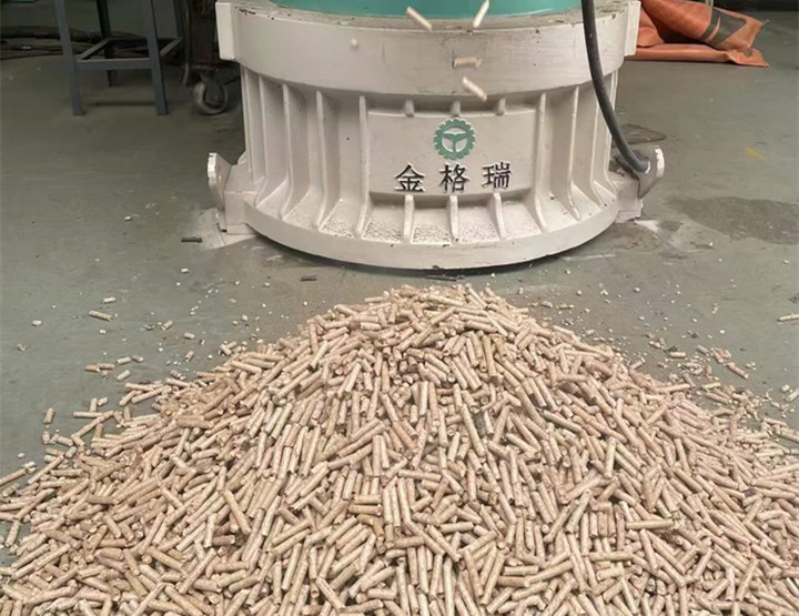 木屑顆粒機(jī)加工環(huán)保燃料顆粒，用綠色昭示未來