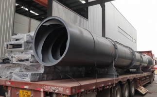 鋸末顆粒機(jī)裝車(chē)發(fā)貨，已做好安全防護(hù)