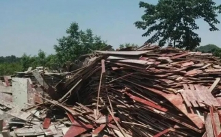 模板拆遷料木托盤用鋸末顆粒機(jī)這樣處理省時(shí)省力又賺錢！